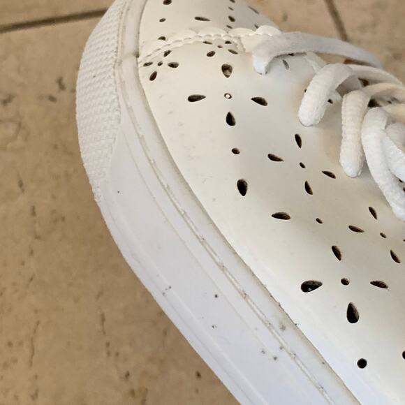 Torrid 9 W Faux Leather Laser Cut Lace Up Sneaker Casual Shoes Scalloped White - Picture 13 of 15